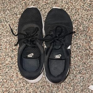 Black Nike Tanjun Size 9.5 Sneakers!